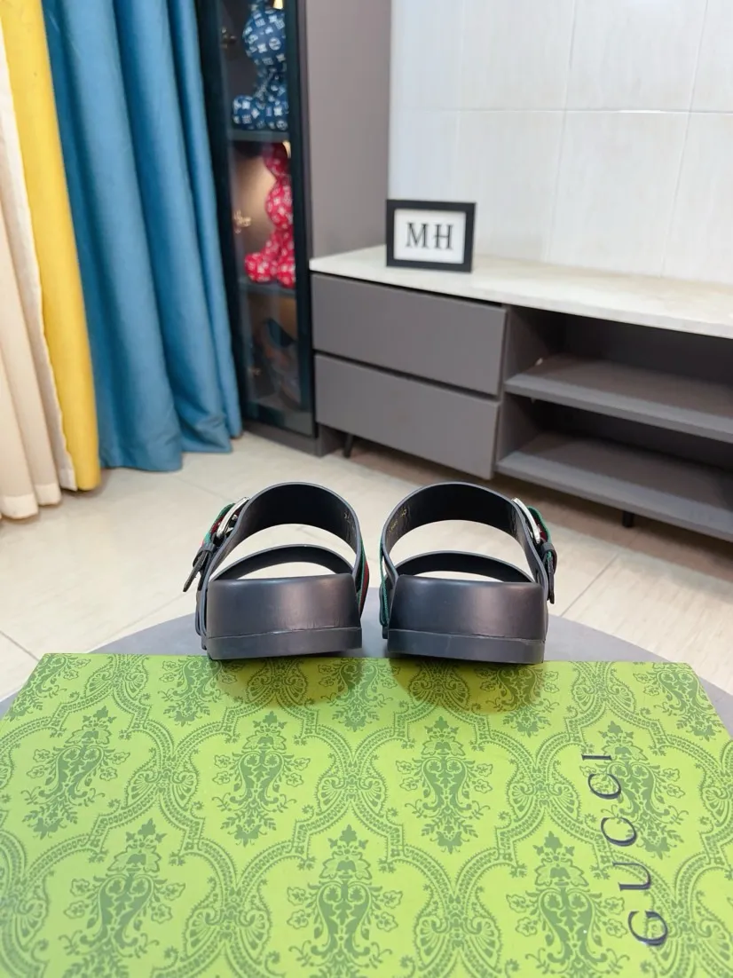 Men's Men's Shoes💰300🌸🌸【GUCCI New Style】This slipper is made of GG polyester fiber and is decorated with the Gucci label on the front, adding a bold logo feel to the style. "Gucci Made in Italy" stamped label Rubber sole Flat Made in Italy Men's sizes 39 to 45, (46. Customized